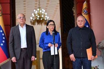 La presidenta interina de Venezuela, Delcy Rodríguez (centro), habla junto al presidente de la Asamblea Nacional, Jorge Rodríguez (izq.), y el ministro del Poder Popular para el Interior, Diosdado Cabello, durante una conferencia de prensa en el Palacio Presidencial de Miraflores, Caracas, el 14 de enero de 2026.