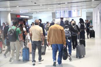 Pasajeros transitan por el Aeropuerto Internacional de Tocumen