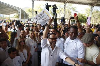 El candidato presidencial del movimiento Defensores de la Patria, Abelardo de la Espriella, vota este domingo en Barranquilla (Colombia).