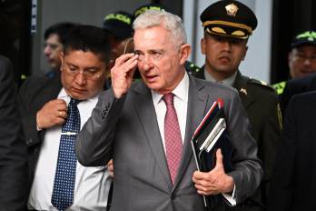 El expresidente colombiano Álvaro Uribe hace un gesto afuera de un complejo judicial al final de su juicio en Bogotá el 10 de febrero de 2025.