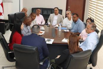 Reunión entre autoridades de Colón y el ministro de Vivienda.