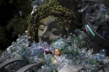 Una obra del artista, activista y fotógrafo canadiense Benjamin Von Wong, titulada ‘La carga del pensador’, una reinterpretación escultórica de 6 metros de altura del icónico Pensador de Rodin, creada para las negociaciones del Tratado sobre Plásticos.