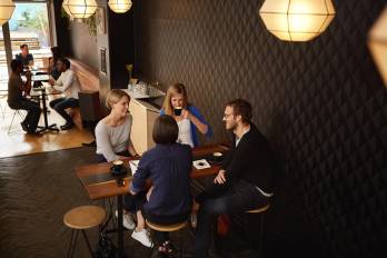 Dedicar unos minutos a una actividad cotidiana, como tomar una taza de café, puede ayudar a conectar con el presente y reducir las distracciones.