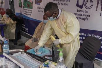 El personal médico se prepara para administrar vacunas contra el virus de la rubéola (mpox).