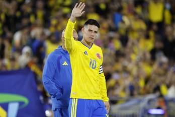 James Rodríguez saluda al público al finalizar el partido amistoso de Colombia ante Costa Rica.