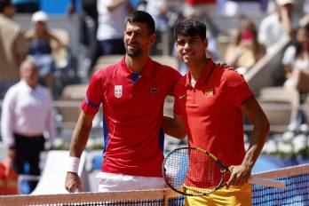 E tenista serbio Novak Djokovic (izq.) y el español Carlos Alcaraz.