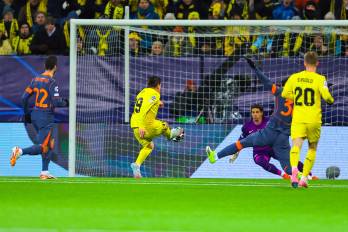 El jugador del Bodo/Glimt, Sondre Brunstad Fet (centro).