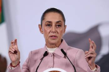 La presidenta de México, Claudia Sheinbaum, habla en una rueda de prensa este lunes, en el Palacio Nacional en Ciudad de México (México). EFE/Mario Guzmán