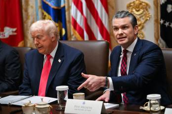 El secretario de Guerra, Pete Hegseth (derecha), habla junto al presidente Donald Trump (izquierda) durante una reunión del gabinete en la Sala del Gabinete de la Casa Blanca.