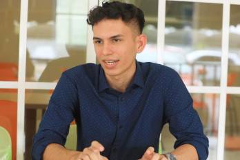 Kevin Bernal, estudiante de medicina de la Universidad Interamericana de Panamá y finalista mundial de la Asociación Mundial de Psiquiatría, cuya investigación señala que experimentar cuatro o más traumas en la infancia incrementa doce veces el riesgo de intento de suicidio en la adultez.