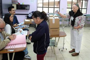 AME629. SAN JOSÉ (COSTA RICA), 01/02/2026.- Personas votan durante las elecciones de Costa Rica este domingo, en San José (Costa Rica).