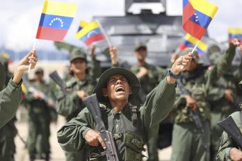 Miembros de las Fuerzas Armadas Bolivarianas participan en un ejercicio militar en Fuerte Tiuna, en Caracas, el 20 de septiembre de 2025.