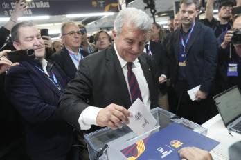 El candidato a presidir el FC Barcelona Joan Laporta (i) durante las elecciones del club. Un total de 114.504 socios llamados a las urnas y dos candidatos: el abogado Joan Laporta i Estruch y el empresario Víctor Font i Manté para determinar quién será el presidente del FC Barcelona para los próximos cinco años. EFE/ Alberto Estévez