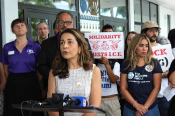 La subdirectora de la Coalición de Inmigrantes de Florida (FLIC), Renata Bozzetto, habla durante una conferencia de prensa este jueves frente al Ayuntamiento de Miami, Florida (EE.UU.).