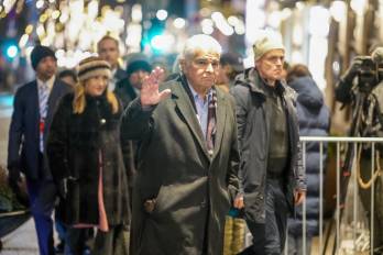El presidente de Panamá, José Raúl Mulino (centro), llega al Grand Hotel de Oslo, Noruega, el 8 de diciembre de 2025.