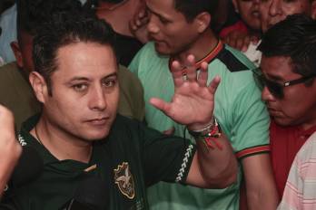 El candidato a la vicepresidencia de Bolivia por el Partido Demócrata Cristiano (PDC), Edman Lara, llega a votar este domingo, en la segunda vuelta electoral para escoger presidente y vicepresidente, en La paz (Bolivia).
