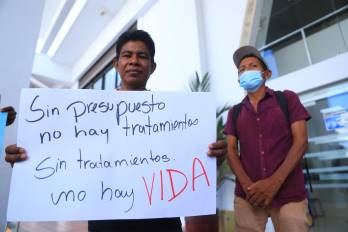 Un grupo de pacientes renales se acercaron al MEF para exigir respuesta.