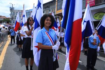 Los estudiantes con meritos o mayor puntajes son elegidos para llevar la bandera nacional dentro de sus colegios.