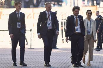 El embajador de Noruega en Argentina, Havlor Seatre (c), llega al Palacio San Martín previo a la cumbre de Mercosur, este miércoles, en Buenos Aires, Argentina.