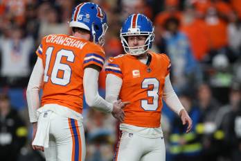 Los jugadores de los Denver Broncos, Jeremy Crawshaw (izq.) y Wil Lutz.