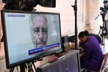Una foto policial de Jeffrey Epstein, exfinanciero y delincuente sexual convicto, se ve en una televisión en el Capitolio de Estados Unidos, en Washington, D. C.