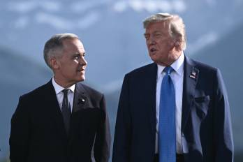 El presidente Donald Trump anunció un nuevo arancel del 35% sobre productos canadienses, desatando una nueva escalada en la guerra comercial. La medida, justificada por la supuesta inacción de Canadá frente al tráfico de fentanilo, complica las relaciones bilaterales y genera inquietud en otros socios como México.