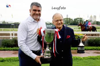 Andrés Farrugia Jr., (Izq.), por la familia homenajeada y Roberto Roy, por parte del ejemplar ganador, posan con la copa del triunfo.