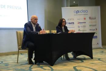 Ian Van Hoorde, presidente de Apadea, y Gina Herrero, primera vicepresidenta de Apadea, este viernes, en conferencia de prensa.