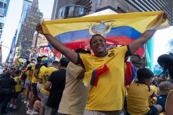 Aficionados de Ecuador se reúnen en Times Square en Nueva York.