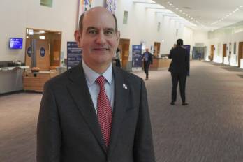 Chapman en la sede en París de la Organización para la Cooperación y el Desarrollo Económico (OCDE), con motivo de su participación en el 18 Foro Económico Internacional sobre América Latina y el Caribe, este martes en Paris.
