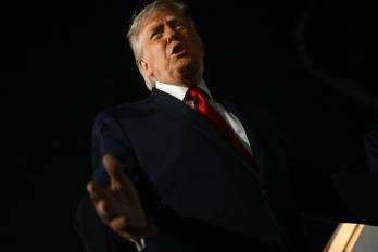 La administración Trump busca ampliar deportaciones y reforzar la vigilancia fronteriza con una nueva inyección multimillonaria de recursos.