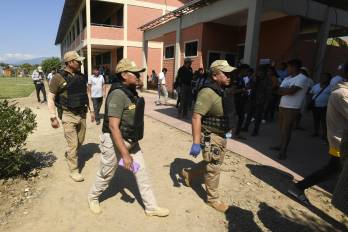 La policía inspecciona el sitio de una explosión durante las elecciones presidenciales en Entre Ríos, departamento de Cochabamba, Bolivia.