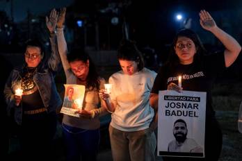 Familiares de presos políticos participan en una vigilia este jueves, en Zamora, Venezuela.