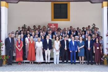 La reina Letizia posa para la foto de familia con los participantes en la inauguración de la reunión anual del Instituto Cervantes.