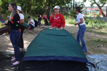 Personas esperan cerca a la cárcel El Rodeo I este lunes, en Zamora estado de Miranda (Venezuela). EFE/ Miguel Gutiérrez