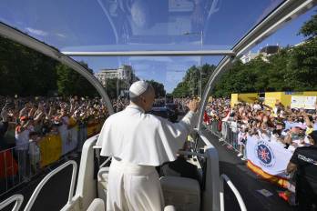El Papa León XIV saludando desde el papamóvil de camino a la Santa Misa que se celebrará en la Plaza de Cibeles de Madrid.