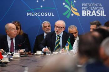 El presidente de Brasil, Luiz Inácio Lula da Silva (c), habla durante la Sesión Plenaria de la Cúpula de Jefes de Estado de los Estados Partes de Mercosur y de los Estados Asociados este sábado, en Foz de Iguazú.