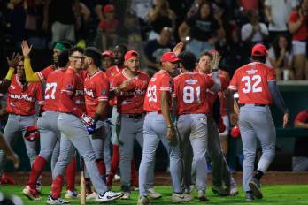 Jugadores de Panamá celebran la clasificación a la final del torneo Panamericano Sub-23 y al Mundial de la categoría en 2026 al derrotar de remontada a Cuba en en el estadio Mariano Rivera de La Chorrera.