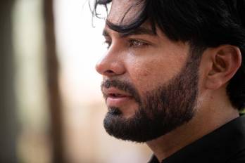 Lenin Peña, Míster Universo Venezuela 2025, fue captado este 12 de julio, durante una entrevista con EFE, en el funeral de su novio, quien falleció en los terremotos del pasado 24 de junio, en Caracas (Venezuela).