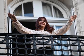 La expresidenta argentina Cristina Fernández de Kirchner saluda a sus simpatizantes desde el balcón de su residencia en Buenos Aires.