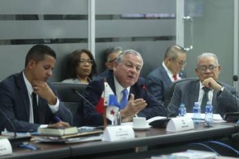 El contralor general de la República, Anel Flores, durante la Comisión de Presupuesto de la Asamblea.