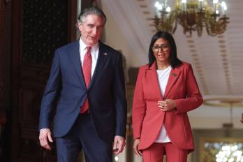 La presidenta encargada de Venezuela, Delcy Rodríguez, camina junto al secretario de Interior de Estados Unidos, Doug Burgum, al finalizar una reunión este miércoles, en Caracas (Venezuela).