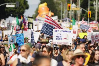 Activistas marchan, corean consignas y portan pancartas durante la manifestación “No Kings” en el centro de Los Ángeles, California, Estados Unidos.