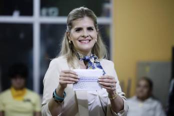 La candidata a la Presidencia de Costa Rica por el partido Pueblo Soberano, Laura Fernández, acude a un centro de votación durante las elecciones este domingo, en Cartago (Costa Rica). EFE/ Jeffrey Arguedas
