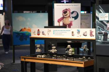Un área dedicada al ensamblaje de pequeños robots durante la exposición 'The Science Behind Pixar' (La ciencia detrás de Pixar) en la sede del Museo de Ciencia Frost en Miami (Estados Unidos).