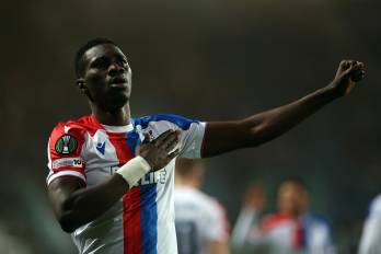 Ismaila Sarr celebra uno de los goles.