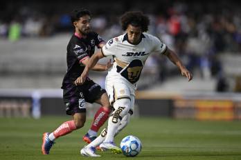 El futbolista panameño, Adalberto Carrasquilla, durante un partido con el Pumas.
