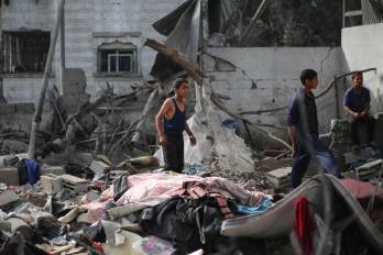 Niños palestinos revisan los escombros de una vivienda en Deir el-Balah, en el centro de la Franja de Gaza, el 1 de julio de 2025, tras los ataques israelíes nocturnos, mientras continúa la guerra entre el grupo militante palestino Hamás e Israel.