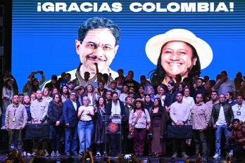 El candidato presidencial colombiano del gobernante Pacto Histórico, Iván Cepeda (C), habla tras conocerse los primeros resultados de la segunda vuelta de las elecciones presidenciales en el Hotel Tequendama de Bogotá, el 21 de junio de 2026.