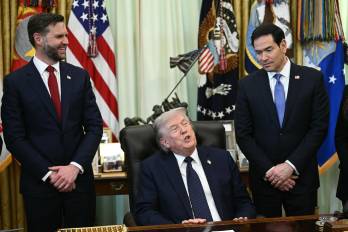 (De izquierda a derecha) El vicepresidente de Estados Unidos, JD Vance, y el secretario de Estado de Estados Unidos, Marco Rubio, escuchan al presidente de Estados Unidos, Donald Trump, durante una reunión.